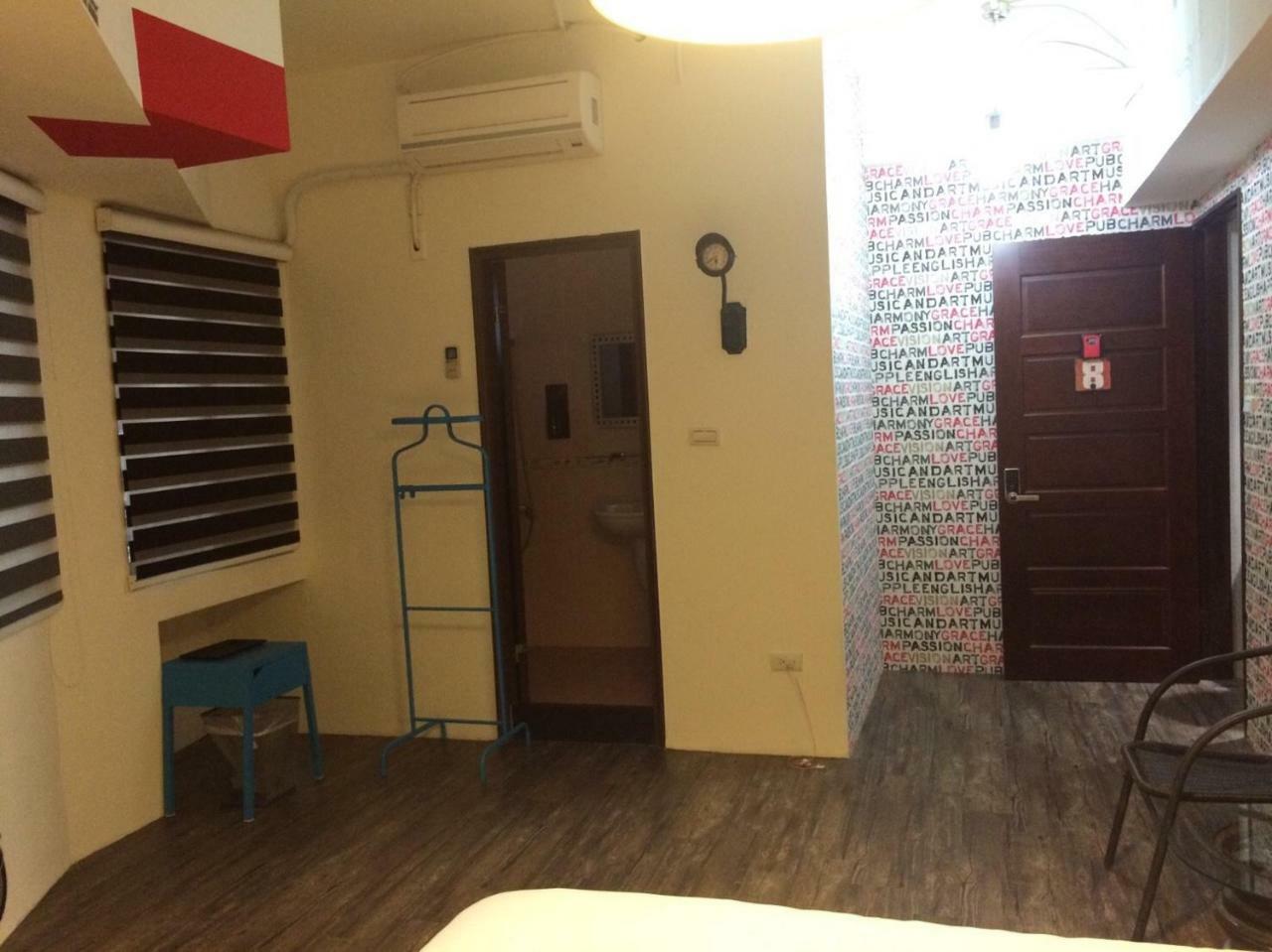 Traveler Station R15 Apartment Kaohsiung Bagian luar foto