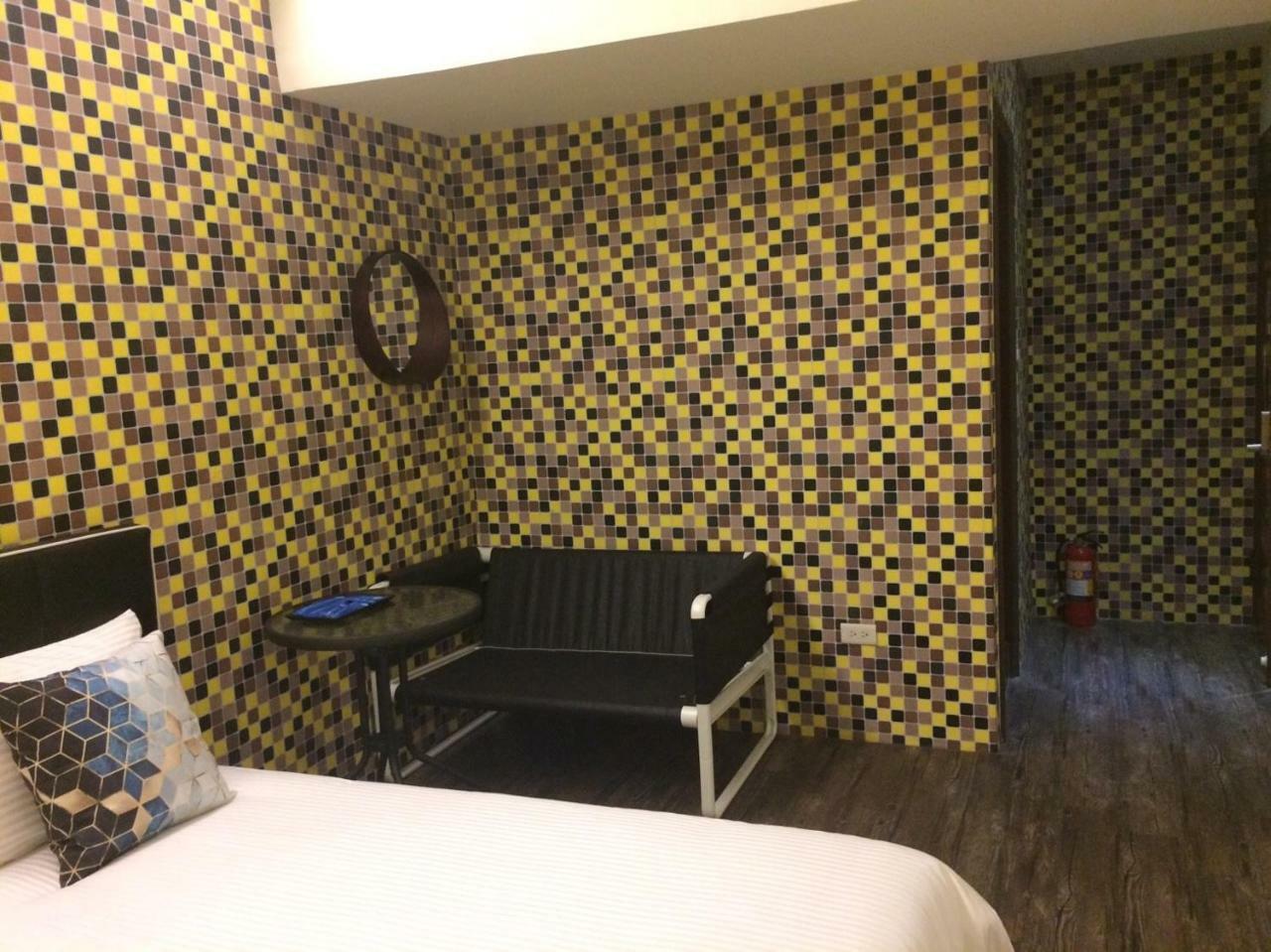 Traveler Station R15 Apartment Kaohsiung Bagian luar foto