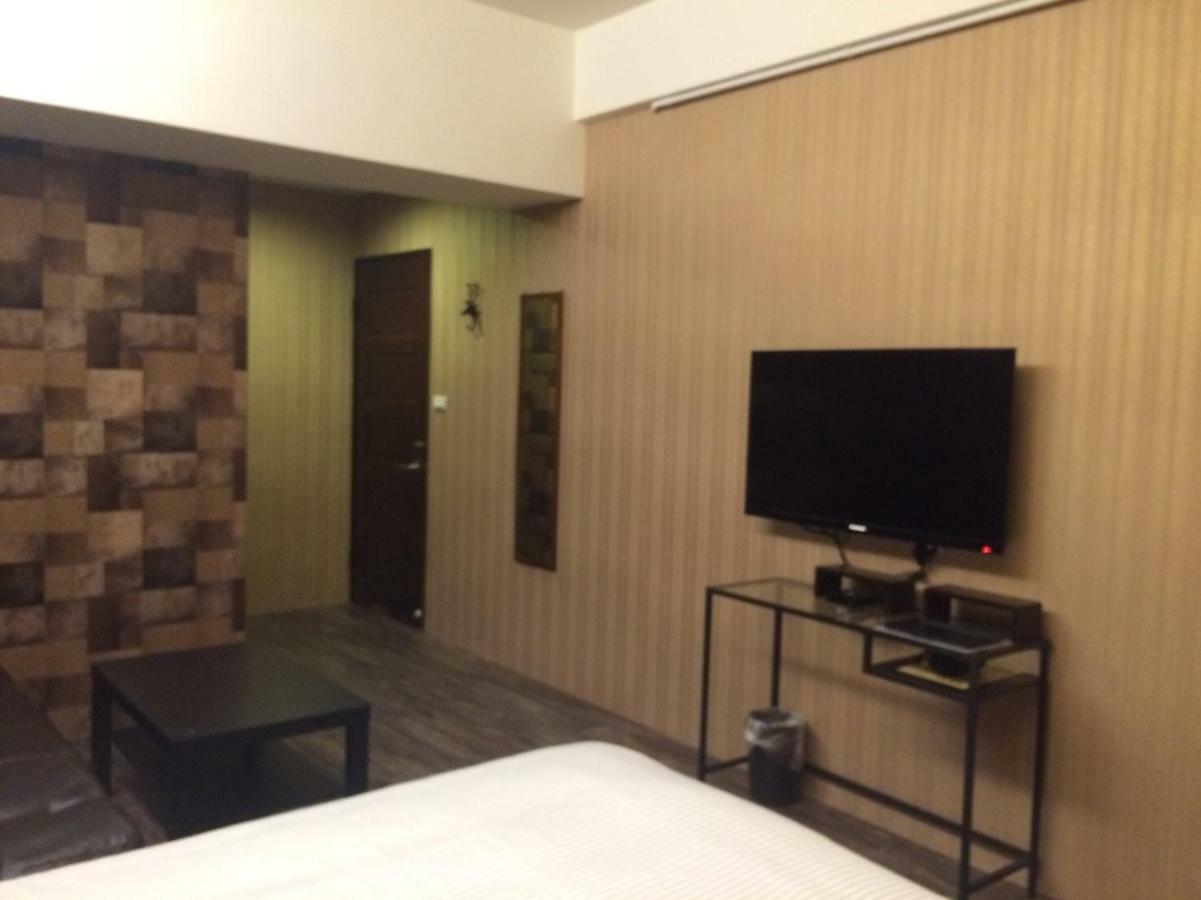 Traveler Station R15 Apartment Kaohsiung Bagian luar foto