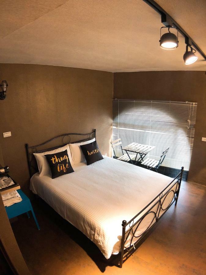 Traveler Station R15 Apartment Kaohsiung Bagian luar foto