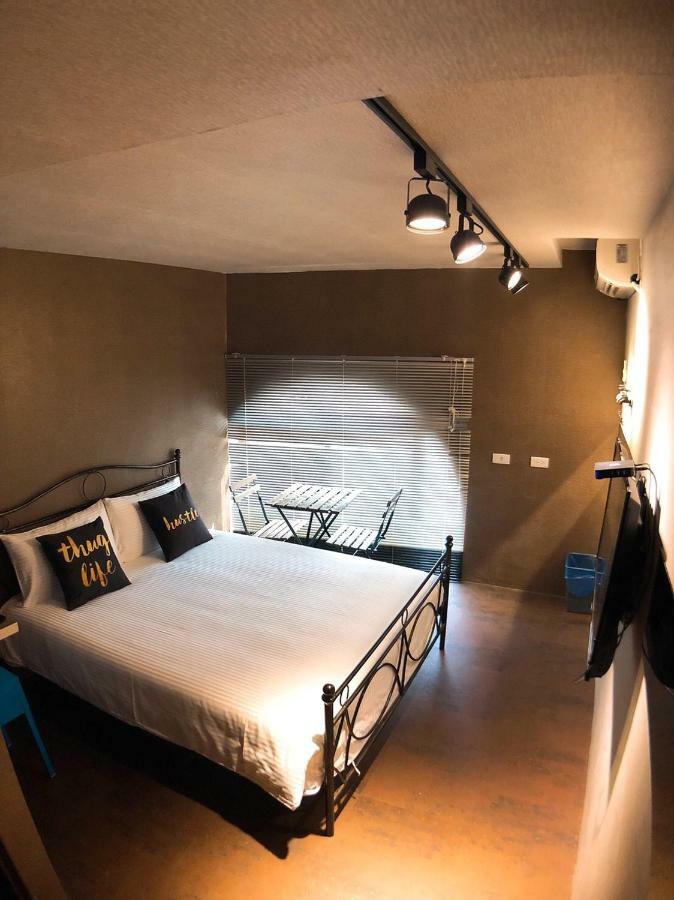 Traveler Station R15 Apartment Kaohsiung Bagian luar foto