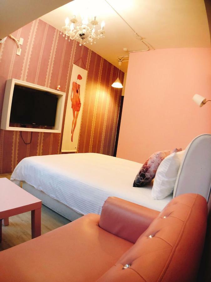 Traveler Station R15 Apartment Kaohsiung Bagian luar foto