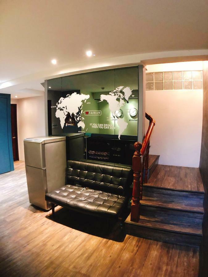 Traveler Station R15 Apartment Kaohsiung Bagian luar foto