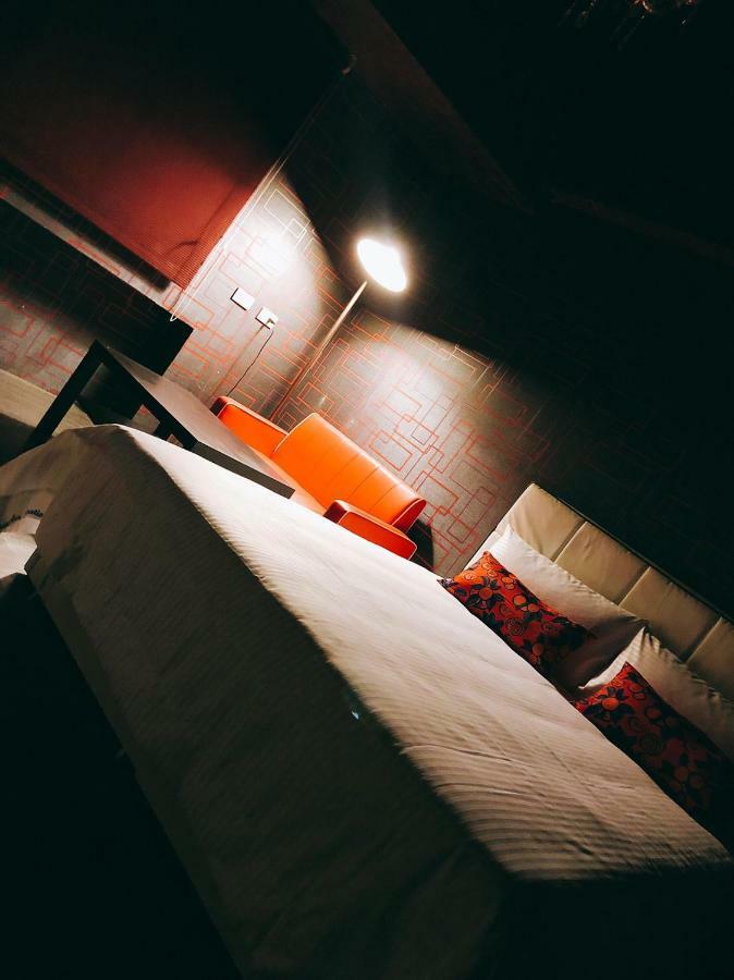 Traveler Station R15 Apartment Kaohsiung Bagian luar foto